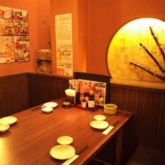 【大小様々なテーブル席】飲み会・フラッとサク飲み会など幅広いシーンでご利用いただけるテーブル席を完備！当店自慢のお料理とお好きなドリンクと一緒に心ゆくまでお楽しみください。